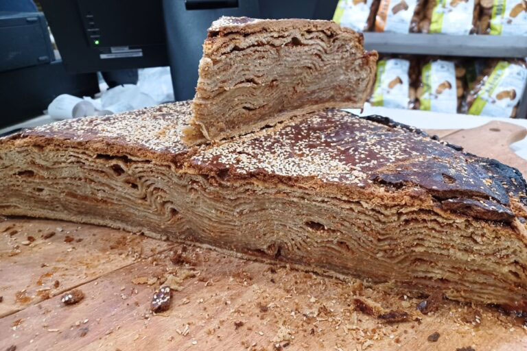 Μπορεί να φτάσει και τις 50 στρώσεις φύλλου η βασιλόπιτα της Αγιάσου | © Χριστίνα Τσαμουρά